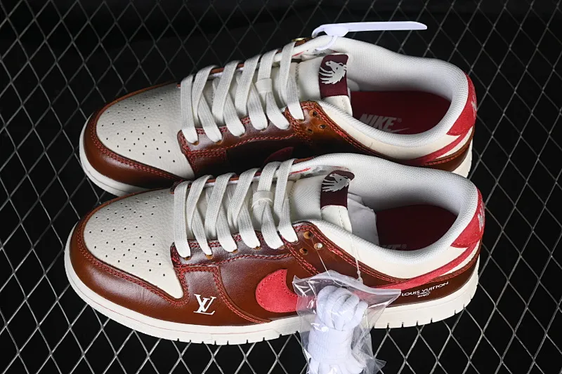 All categories Nk SB Dunk Series Nk SB Dunk Low High-end customized low-top sneakers Nike SB Dunk Low Year of the Horse joint wine red brown High-end customized low-top casual sneakers DS6608-025